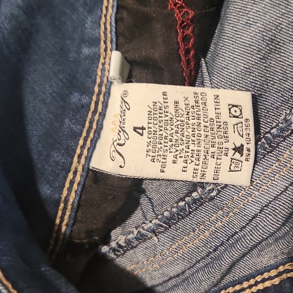 Royalty For Me - Women's Wannabettabutt Mid-Rise Capri - Picture 6 of 6